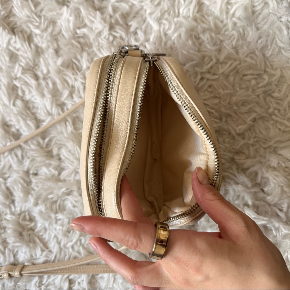 Tory Burch Quilted Logo Crossbody Bag in Cream - Picture 3 of 5